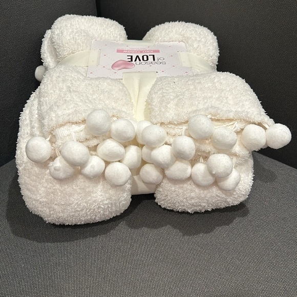 White Knit Throw with Pom Poms - Picture 5 of 5